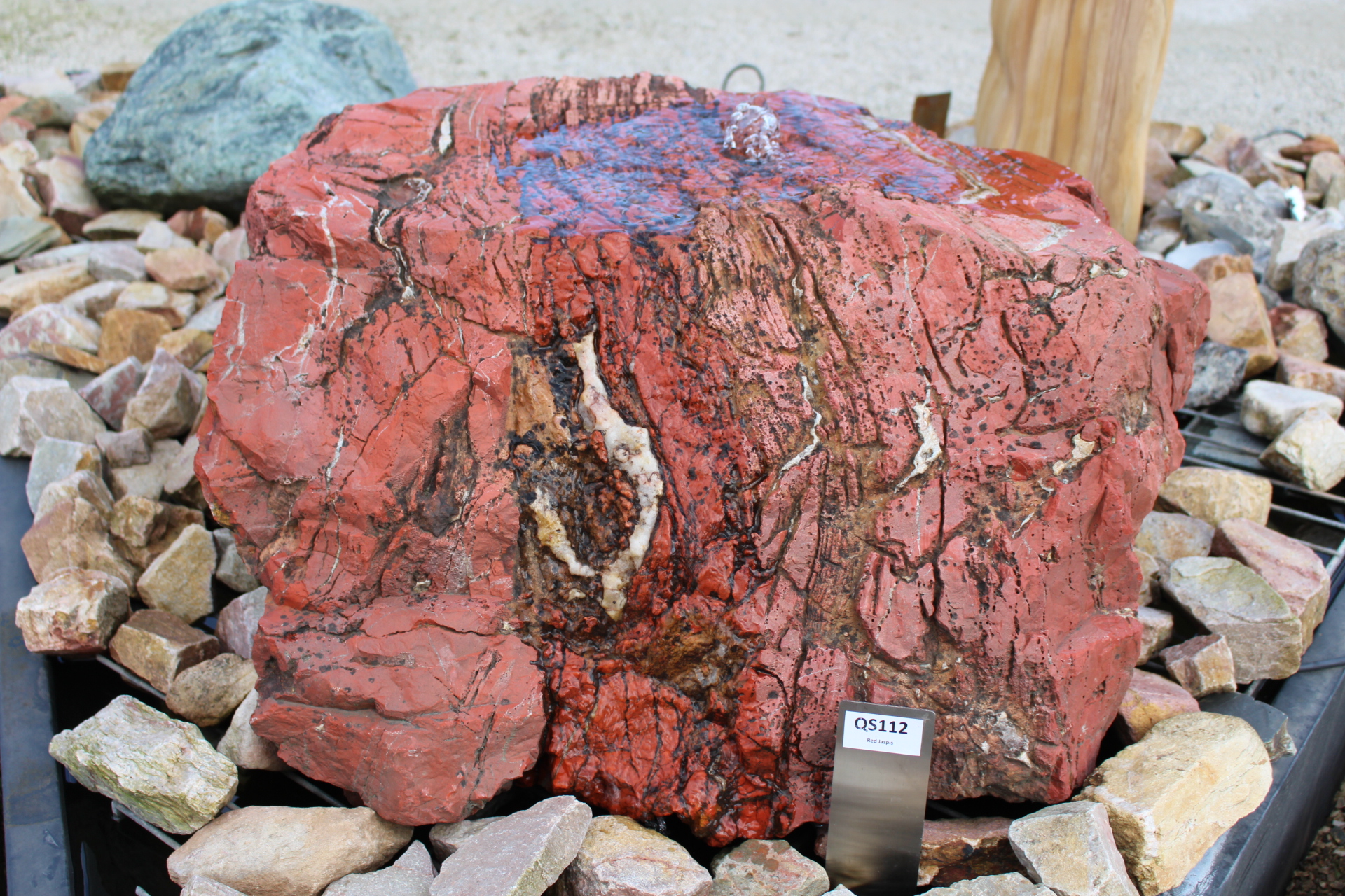 Roter Jaspis Quellstein ca. 72x65x38cm