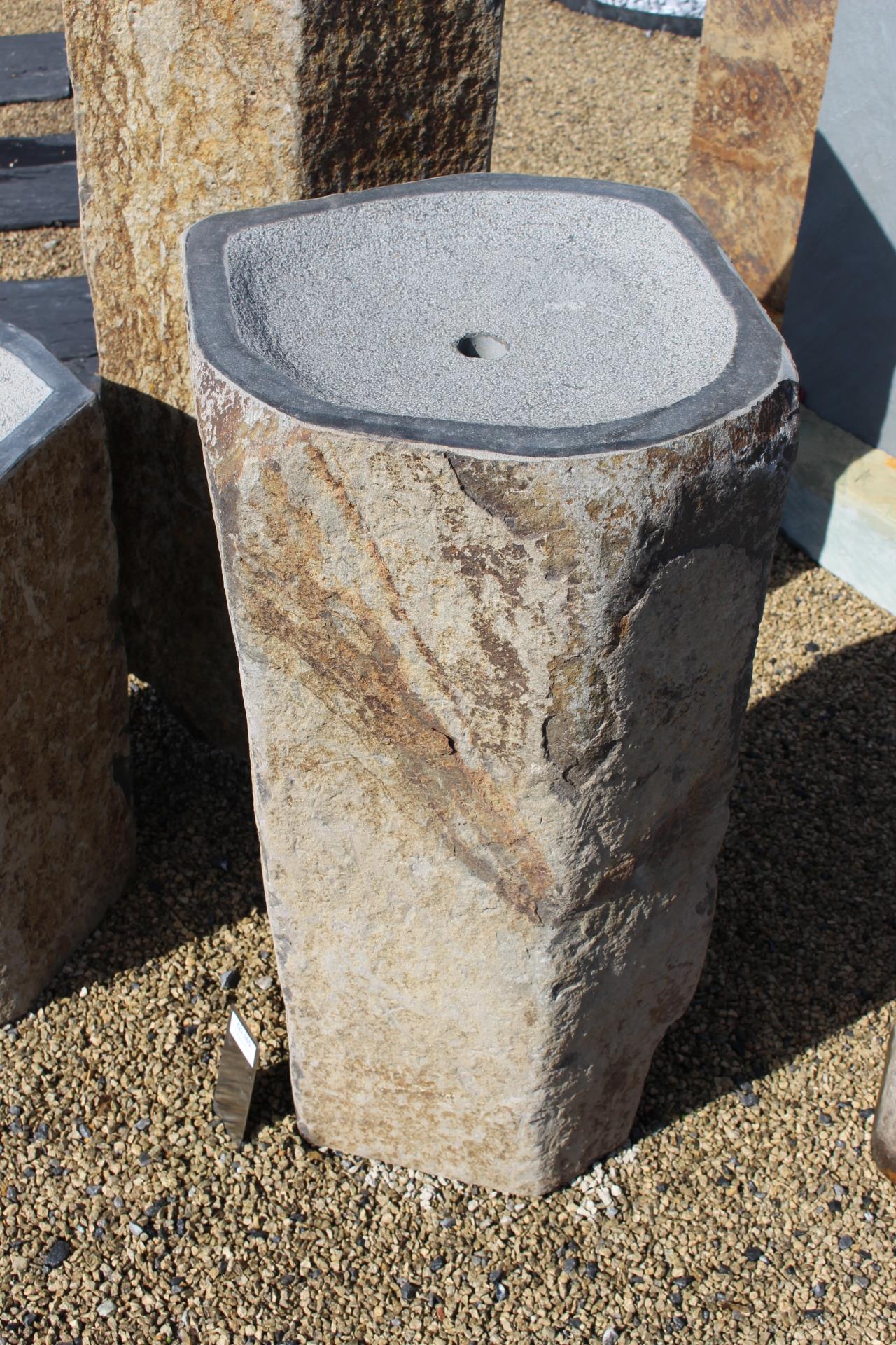 Basaltsäule mit Kelch, gebohrt ca. 80x30-40 cm (H x Ø)