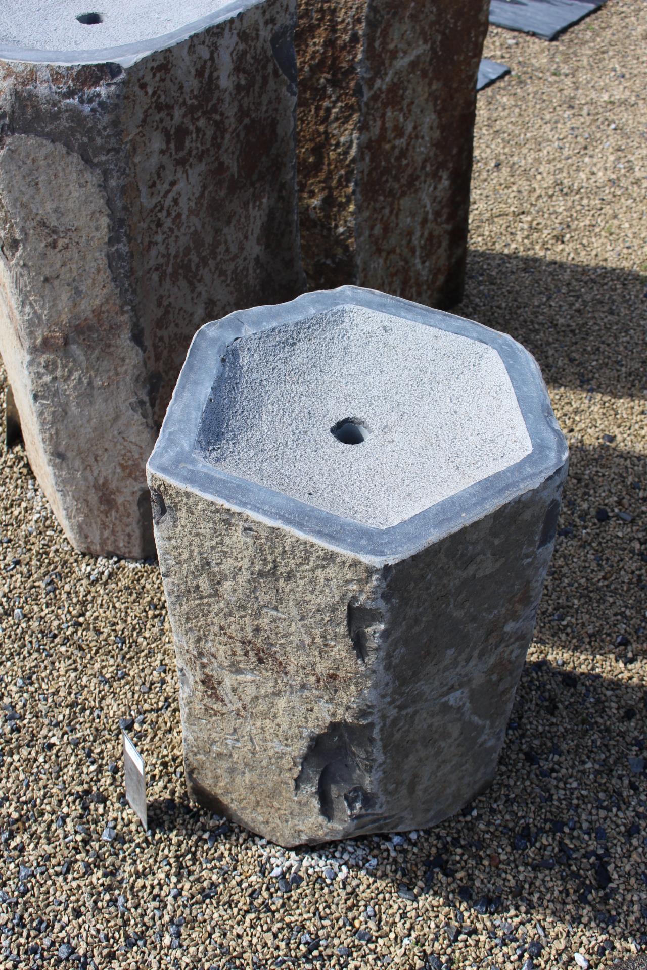 Basaltsäule mit Kelch, gebohrt ca. 60x30-40 cm (H x Ø)